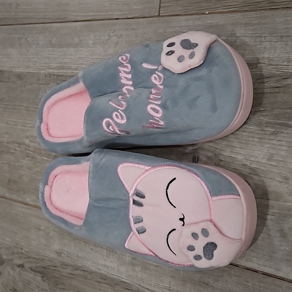 NWOT Kitty Slippers - Picture 2 of 4